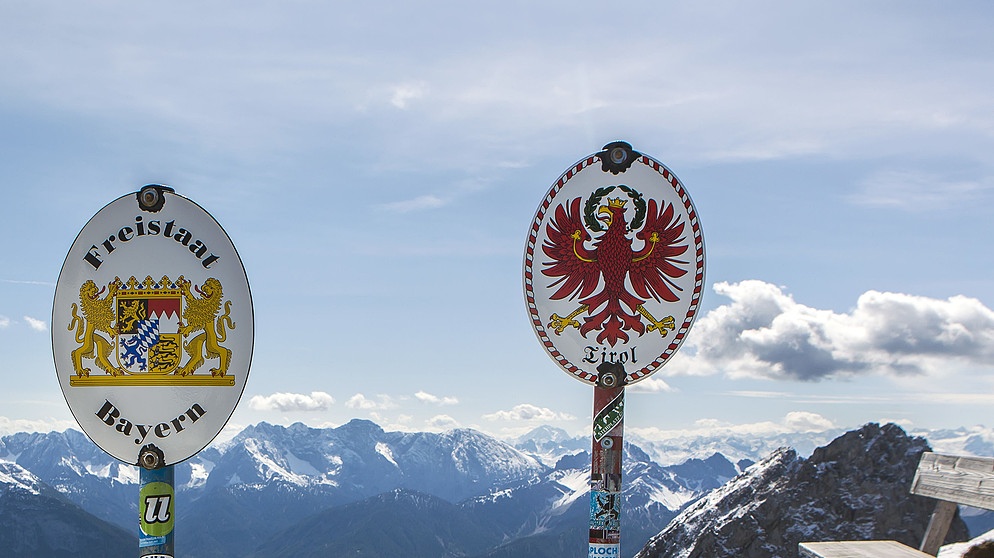 Grenzschilder auf der Grenze zwischen Deutschland und Österreich (Tirol) auf einem Grat im Karwendelgebirge in der Nähe der Bergstation der Karwendelbahn. | Bild: picture-alliance/dpa