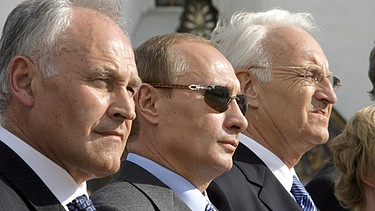 Bayerns Ministerpräsident Edmund Stoiber (r) und sein Wirtschaftsminister Erwin Huber (l) im Jahr 2007  mit dem russischen Präsidenten Wladimir Putin (M) im Kreml in Moskau (Russland).  | Bild: picture-alliance/ dpa | Peter Kneffel