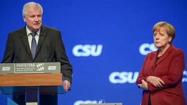 CDU und CSU -Schwestern im Streit: Bundeskanzlerin Angela Merkel (CDU) lauscht der Rede des bayerische Ministerpräsidenten Horst Seehofer (CSU) am 20.11.2015 auf dem CSU-Parteitag in München (Bayern).  | Bild: dpa-Bildfunk/Matthias Balk