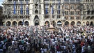 In München sind rund 3.000 Menschen gegen die Einschränkung der Grundrechte in der Corona-Krise auf die Straße gegangen. Der Sicherheitsabstand wurde nicht überall eingehalten. Dennoch löste die Polizei die Demo nicht auf. | Bild: BR