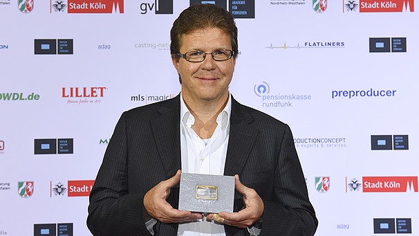 Christian Stücken mit der Auszeichnung der Deutschen Akademie für Fernsehen | Bild: BR