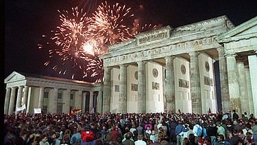  Rund eine Million Menschen feierten in der Nacht des 3. Oktober 1990 in Berlin die wiedergewonnene deutsche Einheit. | Bild: picture-alliance/dpa