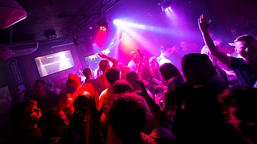 Symbolbild: Menschen tanzen in einer Disco | Bild: picture alliance / PRO SHOTS | Jules van Iperen
