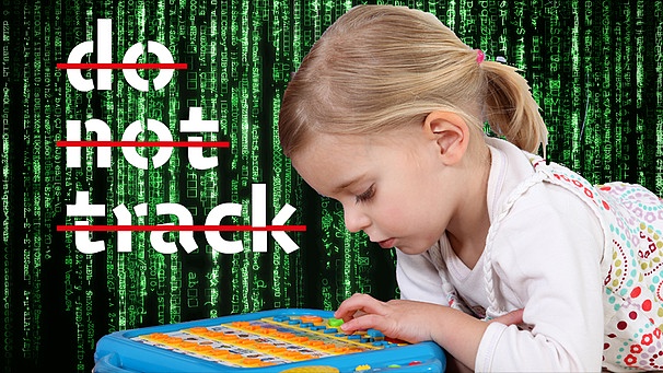 Symbolbild: Kind spielt mit interaktivem Spielzeug, dahinter Datenmatrix und Schriftzug: Do not track | Bild: colourbox.de, BR, Montage: BR