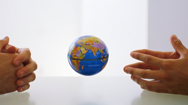 Die Erde zwischen unseren Händen | Bild: picture-alliance/dpa