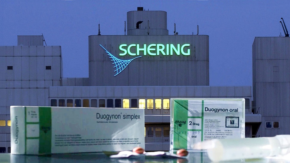 Duogynon-Medikamente vor dem Firmengebäude von Schering | Bild: picture-alliance/ dpa/dpaweb | Peer_Grimm , Montage: BR