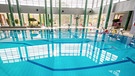 Leeres gesperrtes Schwimmbad | Bild: picture alliance/dpa | Daniel Karmann