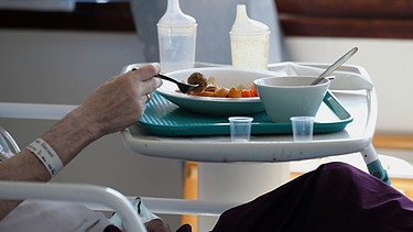 Eine Patientin isst im Krankenhaus von ihrem Tablett | Bild: picture alliance / empics | Lynne Cameron