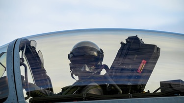 Ein Pilot im Cockpit eines Eurofighter der Deutschen Luftwaffe beim Start und Abflug | Bild: picture alliance / Flashpic | Jens Krick