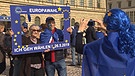 Menschen, mit EU-Flaggen behangen, halten ein EU-Schild hoch: Ich geh wählen! | Bild: picture-alliance/dpa