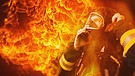Feuerwehrmann mit Atemschutz im Einsatz | Bild: Collage BR : BR / Kontrovers