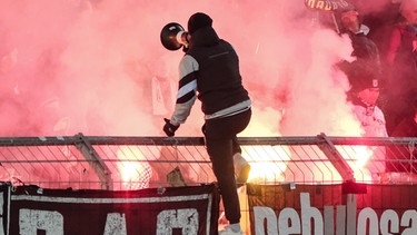 Bengalische Feuer und Rauchentwicklung im Stadion  | Bild: picture alliance / Eibner-Pressefoto | Eibner-Pressefoto/Florian Wiegand