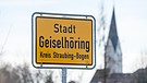 Ortsschild von Geiselhöring | Bild: dpa/picture-alliance/Armin Weigel