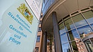 Hinweistafel vor dem bayerischen Gesundheitsministerium in München | Bild: picture-alliance/dpa/Andreas Gebert