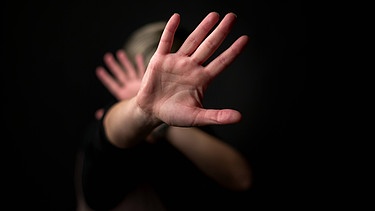 Hände einer Frau - Symbolbild  | Bild: IMAGO/Pixsell