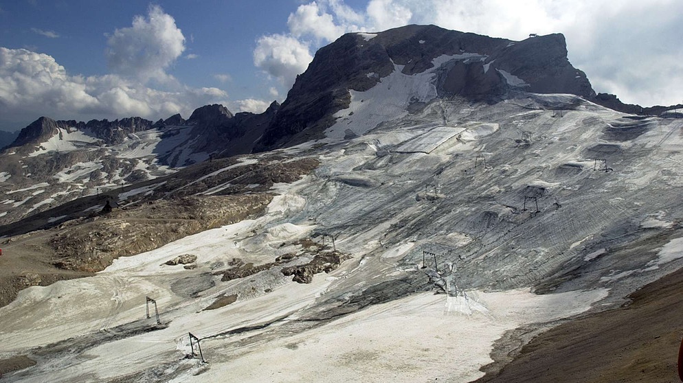Der Zugspitzgletscher - ein kleiner Rest eines ursprünglich beeindruckenden Gletschers in den Alpen. | Bild: picture-alliance/ Sven Simon