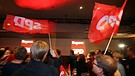 SPD-Fähnchen bei Wahlkampfveranstaltung | Bild: picture alliance/dpa | Karl-Josef Hildenbrand