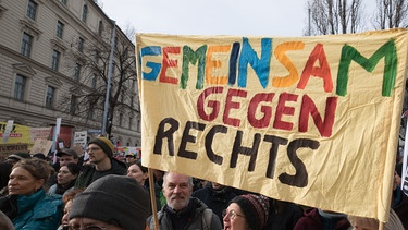 Über 100.000 Demonstranten protestieren rund um das Siegestor sowie in der Ludwigstraße und Leopoldstraße gegen Rechtsextremismus. | Bild: picture alliance / SZ Photo | Florian Peljak