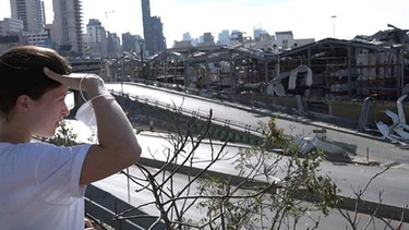 BR-Autorin Hanna Resch schaut in Beirut auf die Trümmer nach der verheerenden Explosion | Bild: BR