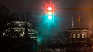 Eine Ampel leuchtet in einer Aufnahme mit Langzeitbelichtung am Morgen vor dem Reichstagsgebäude in allen drei Phasen | Bild: picture alliance/dpa | Christoph Soeder