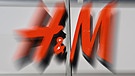Logo H&M | Bild: picture alliance/imageBROKER / Martin Moxter