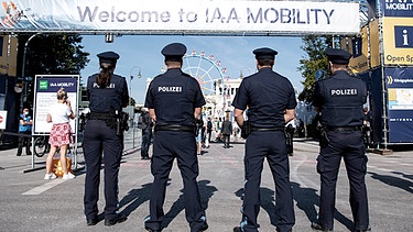 Polizisten stehen vor der IAA-Mobility in München | Bild: picture alliance / Sven Hoppe