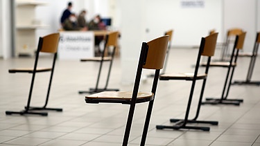 Symbolbild: leere Stühle im Wartebereich eines Impfzentrums | Bild: picture-alliance/dpa