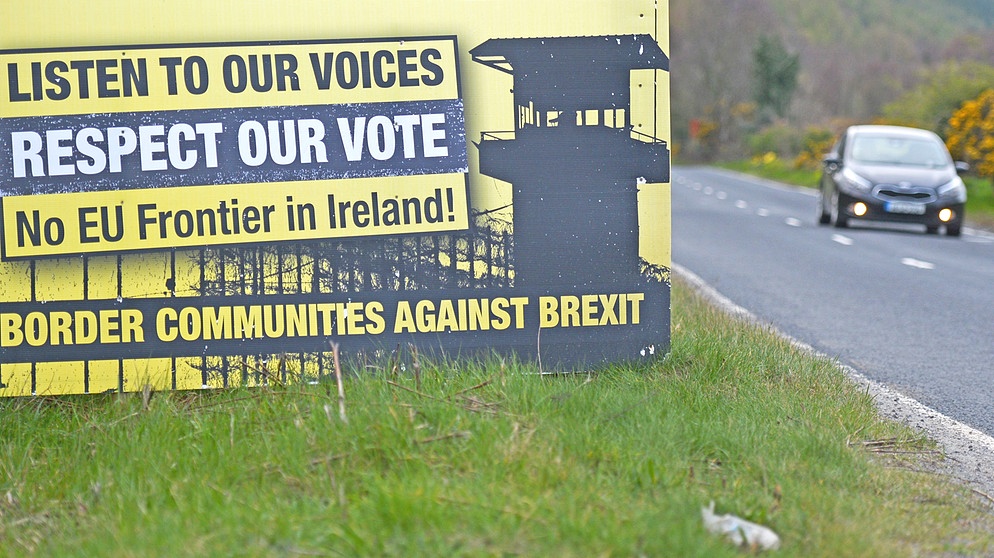 Schild mit der Aufschrift: "Keine EU-Grenze in Irland" | Bild: picture-alliance/dpa