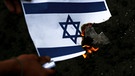 "Symbolbild: Demonstranten verbrennen einen Israel-Fahne" | Bild: picture-alliance/dpa