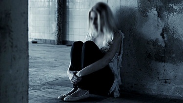 Symbolbild: Jugendliche fühlt sich einsam und depressiv | Bild: BR