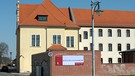 Früheres Verwaltungsgebäude des ehemaligen Jugendwerkhof in Torgau mit dem sich anschließenden Zellentrakt | Bild: picture-alliance/dpa