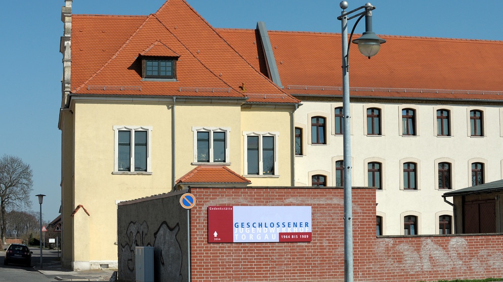Früheres Verwaltungsgebäude des ehemaligen Jugendwerkhof in Torgau mit dem sich anschließenden Zellentrakt | Bild: picture-alliance/dpa