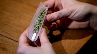 Cannabis wird konsumiert | Bild: dpa-Bildfunk/Fabian Sommer
