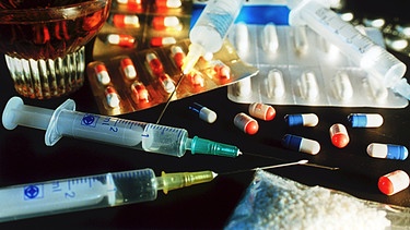 Unterschiedlichste Drogen und Suchtmittel z.B. in Spritzen, Tabletten, als Pulver in Tüten | Bild: picture-alliance/ dpa | Hubert Link