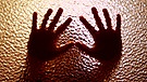 Symbolbild: Kind presst die Hände gegen eine Glasscheibe | Bild: colourbox.com