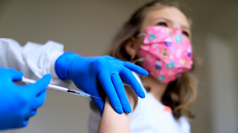Symbolbild: Kind wird gegen Covid-19 geimpft | Bild: picture alliance / Laci Perenyi