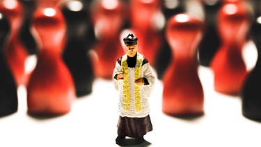 Wie geht die katholische Kirche mit Schadenersatzklagen von Missbrauchs-Opfern um? | Bild: picture alliance / Bildagentur-online/Ohde