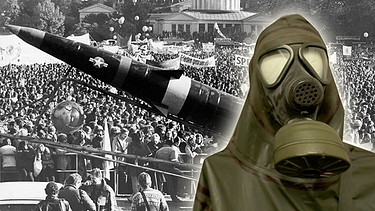 Gasmaske mit Schutz-Anzug, montiert vor Demontranten mit einem lebensgroßen Modell einer Pershing-II-Rakete | Bild: picture alliance / ASSOCIATED PRESS, Montage: BR