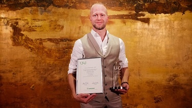 Johannes Lenz bei der Preisverleihung der Grünen Reportage 2022 des VDAJ | Bild: Niklas Liebetrau