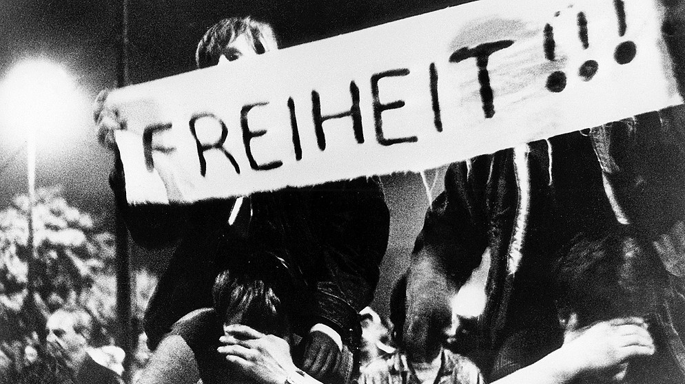 Auf Transparenten fordern Teilnehmer des friedlichen Demonstrationszuges am 09.10.1989 durch die Leipziger Innenstadt immer wieder "Freiheit". | Bild: picture-alliance/dpa