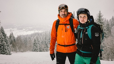 Franziska Rauth und ihr Freund Manuel Fuchs aus Murnau stehen an einem Berghang. Die beiden haben eine Lawine überlebt.  | Bild: BR/ Kontrovers | André Lemmer 