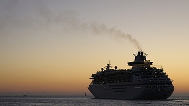 Kreuzfahrtschiff mit Rauchfahne | Bild: colourbox.com