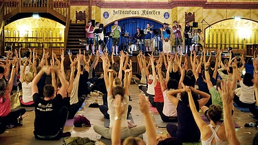 LaBrassBanda spielt zu Yoga im Hofbräuhaus München | Bild: Hofbräuhaus München