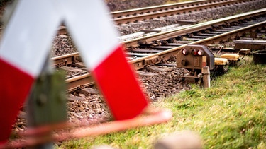 Ein Signal stehen neben Gleisen an der zweigleisigen Bahnstrecke | Bild: picture alliance/dpa | Hauke-Christian Dittrich