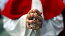 Ein Messdiener betet, Nahaufnahme auf die Hände | Bild: picture alliance / AFP Creative | Johannes Eisele