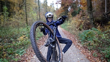Junge fährt mit seinem Mountainbike im Wald | Bild: BR