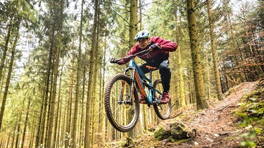 Mountainbiker fährt Downhill durch den Wald | Bild: stock.adobe.com | Stéphane Galonnier