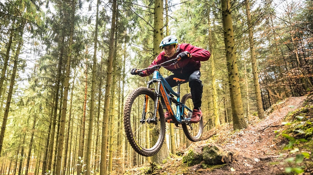 Mountainbiker fährt Downhill durch den Wald | Bild: stock.adobe.com | Stéphane Galonnier