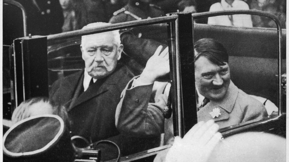 Adolf Hitler mit Reichspräsident Paul von Hindenburg 1933 | Bild: picture-alliance / Mary Evans Picture Library 