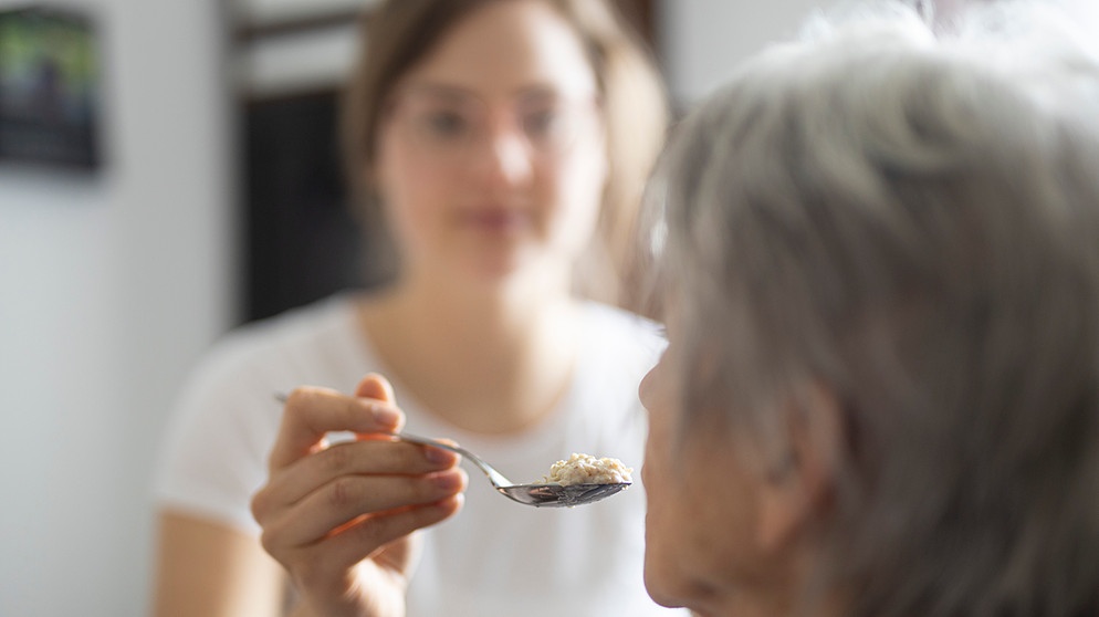 Eine Seniorin wird gefüttert (Symbolbild) | Bild: picture alliance / photothek | Ute Grabowsky